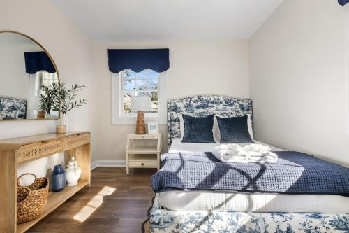 1 dormitorio con cama y espejo en Blue Haven of Rosewood, en Columbia