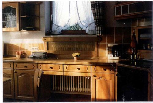 a kitchen with wooden cabinets and a sink and a window at Ferienhaus Knittel Verm nur Samstag auf Samstag in Murnau am Staffelsee