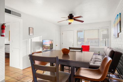 a dining room with a table and a ceiling fan at Pinchot Dos - Old Town Scottsdale in Scottsdale