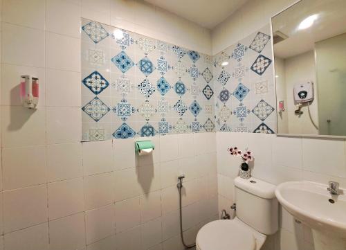 uma casa de banho com um WC e um lavatório em SCC Gateway Chinatown Hotel em Kuala Lumpur
