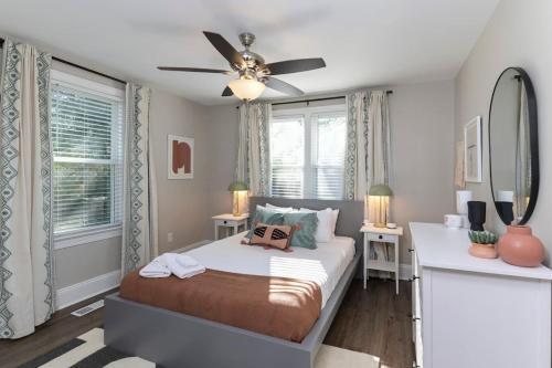 1 dormitorio con 1 cama y ventilador de techo en Forest Acres Boho Home - 2BR, en Columbia