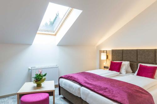 a bedroom with two beds and a window at Gasthof "zur Bahn" in Lassnitzhöhe