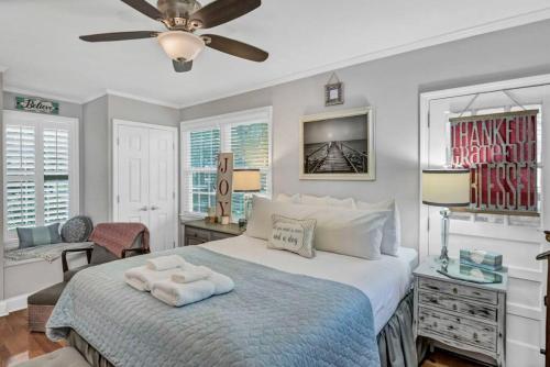 ein Schlafzimmer mit einem Bett mit zwei Handtüchern darauf in der Unterkunft 2BR Cottage - Minutes from USC in Columbia