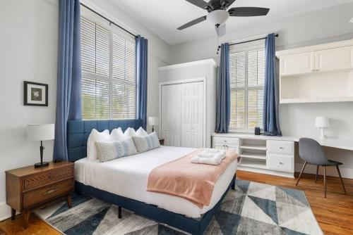 1 dormitorio con 1 cama grande y cortinas azules en 3BR on University Hill en Columbia