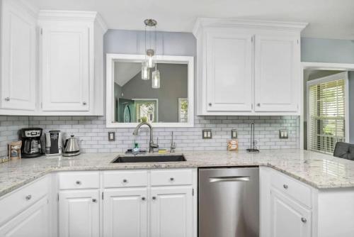 Una cocina o zona de cocina en Spacious 4BR with Loft Bedroom