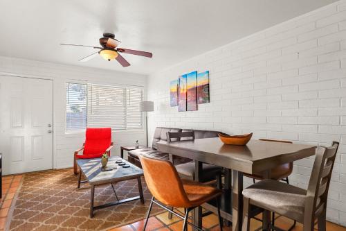 a dining room with a table and chairs and a ceiling fan at Pinchot Dos - Old Town Scottsdale in Scottsdale