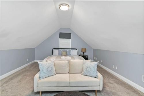 Zona de estar de Spacious 4BR with Loft Bedroom