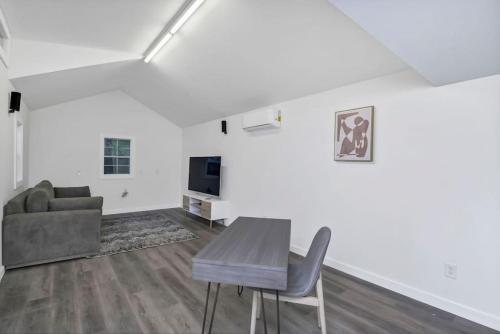 Una televisión o centro de entretenimiento en Spacious 4BR with Loft Bedroom