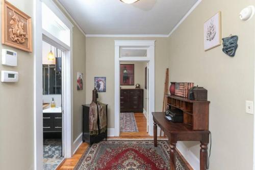 Posezení v ubytování 3BR Brick Cottage-Mins to USC
