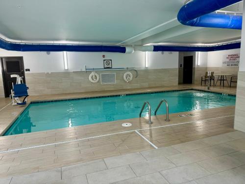 奧馬哈的住宿－奧馬哈西斯塔布里奇套房酒店，大楼内的一个蓝色海水游泳池
