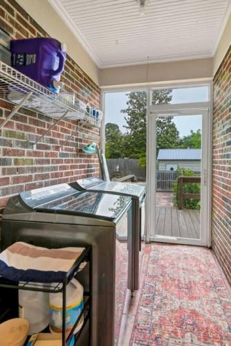 Fotografie z fotogalerie ubytování 3BR Brick Cottage-Mins to USC v destinaci West Columbia