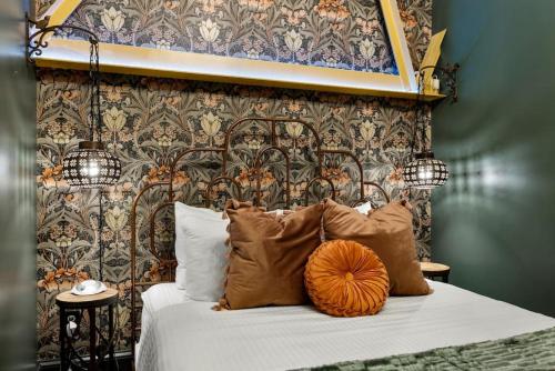 1 dormitorio con 1 cama con cabecera y almohadas en Carraway - The Vestry on Read, en Columbia