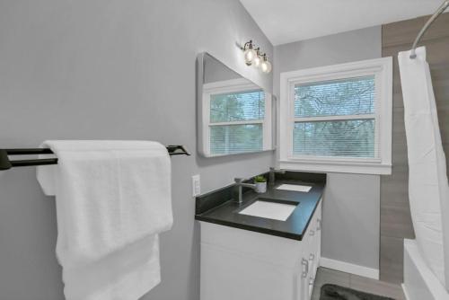 コロンビアにあるPristine 3BR-Centrally locatedの洗面台と窓のある白いバスルーム