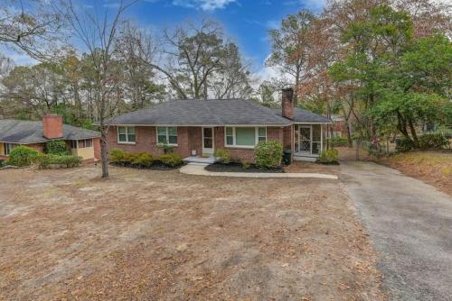 コロンビアにあるPristine 3BR-Centrally locatedの前に私道がある家