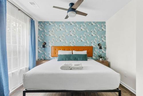 Ένα ή περισσότερα κρεβάτια σε δωμάτιο στο WeCo Duplex -8 BR- Sleeps 16