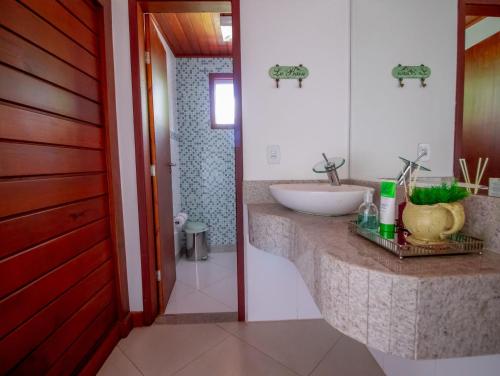 - une salle de bains avec lavabo à côté d'une porte dans l'établissement Mansão nas Montanhas, à Domingos Martins