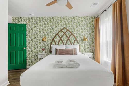 Giường trong phòng chung tại WeCo Duplex -8 BR- Sleeps 16