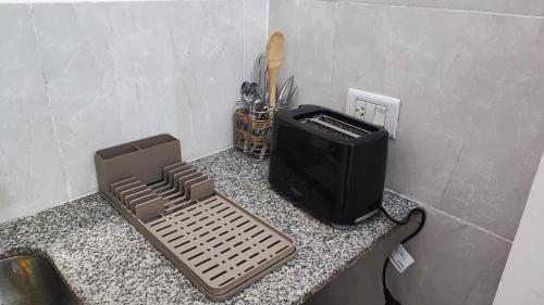 encimera de cocina con fregadero y tostadora en Departamento Buenos Aires Zona Obelisco en Buenos Aires