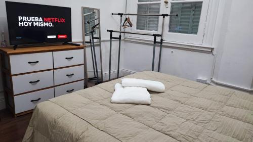 1 dormitorio con 1 cama con 2 toallas en Departamento Buenos Aires Zona Obelisco en Buenos Aires