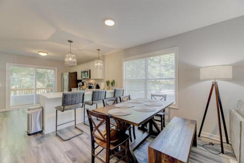 a dining room and kitchen with a table and chairs at Pondside at Sweetoak in Columbia