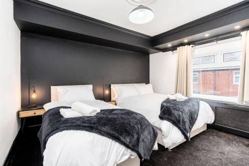 Llit o llits en una habitació de Dawlish House - Newly Refurbished Gem