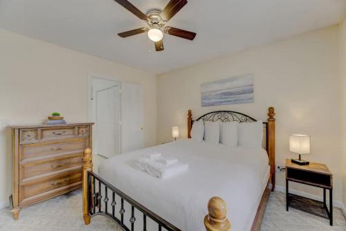 - une chambre avec un lit et un ventilateur de plafond dans l'établissement Lexington Home Near Main St, à Lexington