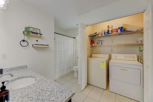 Η κουζίνα ή μικρή κουζίνα στο Lexington Home Near Main St