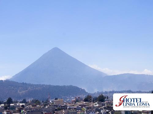 vistas a una ciudad con una montaña en el fondo en Hotel Linda Loma, en Quetzaltenango