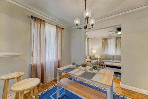 uma sala de estar com uma mesa e cadeiras e um sofá em Updated Columbian Cottage em Columbia