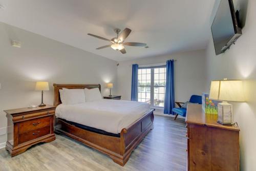 - une chambre avec un lit et un ventilateur de plafond dans l'établissement Luxurious Stay on Lake Murray, à Lake Murray Shores