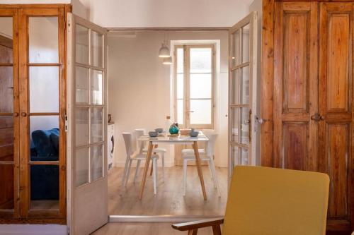 a dining room with a table and chairs in a room at Escapade à Sanary au Cœur du Village in Sanary-sur-Mer