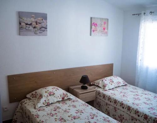um quarto com 2 camas e uma janela em Résidence Sofia Lynda em Plan-de-la-Tour