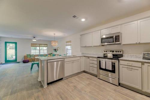 A Sunny Stylish 4BR 3BAにあるキッチンまたは簡易キッチン