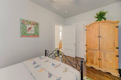 um quarto com uma cama e um armário de madeira em Peaceful 3BR in DT Columbia em Columbia