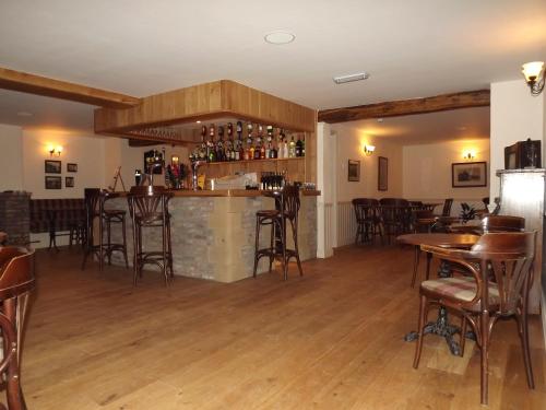 um bar num restaurante com pisos e cadeiras de madeira em The Forge em Whitby