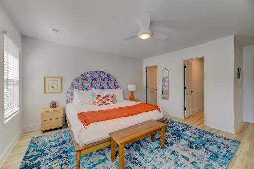 1 dormitorio con 1 cama con cabecero naranja y azul en Green House at Township -Unit B, en Columbia
