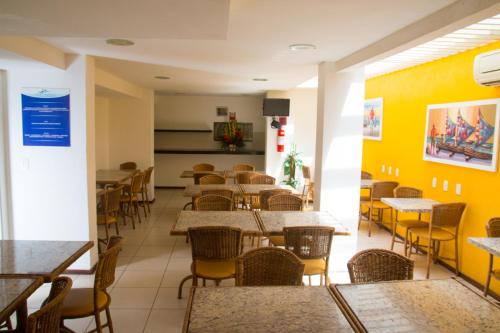 
Um restaurante ou outro lugar para comer em Saint Patrick Praia Hotel
