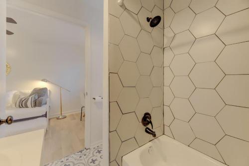 Ένα μπάνιο στο Funky River Caravan Apt