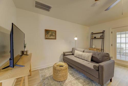 Μια τηλεόραση ή/και κέντρο ψυχαγωγίας στο Quaint 1 BR Apt Min from USC