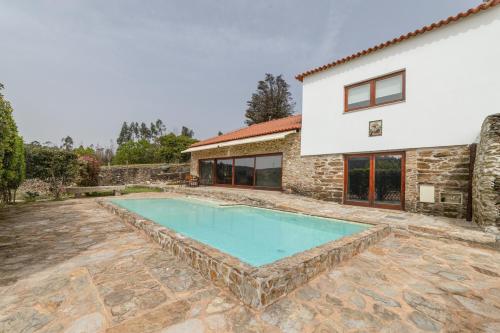 une image d'une piscine en face d'une maison dans l'établissement Tapada De Sao Domingos, à Gondomar