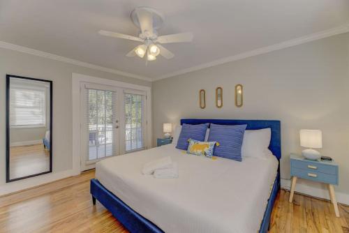 Llit o llits en una habitació de The Forest Lake Partridge Home