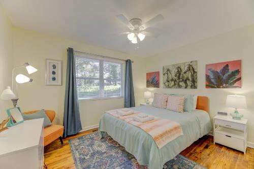 un dormitorio con una cama y una ventana en Stylish and Cozy Apartment, en Columbia