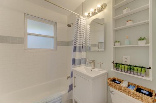 a bathroom with a sink and a mirror at Stylish and Cozy Apartment in Columbia
