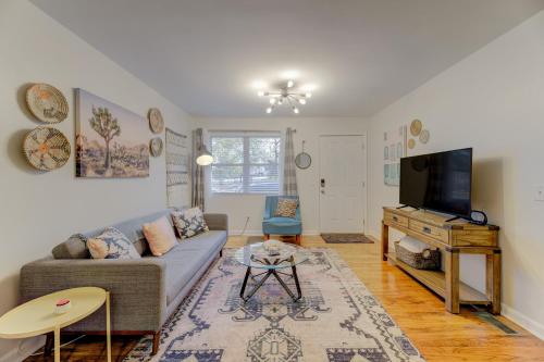 a living room with a couch and a tv at Stylish and Cozy Apartment in Columbia