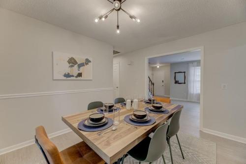 a dining room with a wooden table and chairs at Coldstream Family Home in Columbia