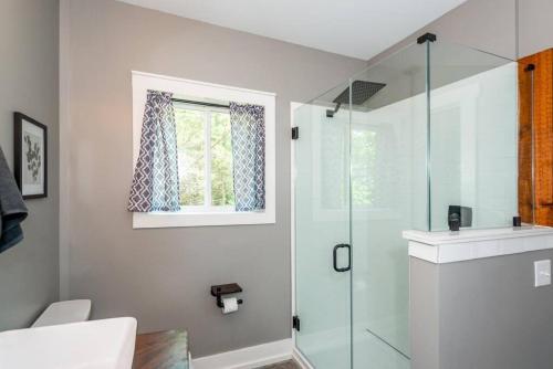 y baño con ducha acristalada y ventana. en Mountain View in the Round, en Leicester