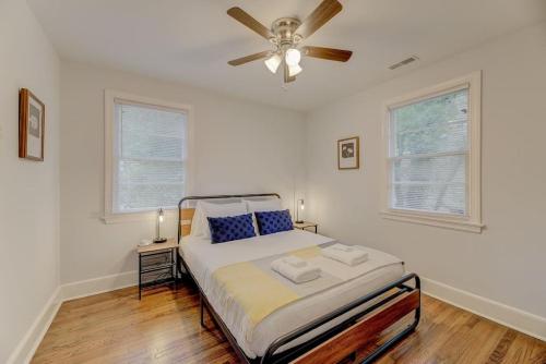 een slaapkamer met een bed en een plafondventilator bij Charming Earlewood Cottage in Columbia