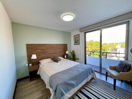 - une chambre avec un lit et un balcon dans l'établissement Lovely 3-bedroom rental unit with free parking, à Guatemala