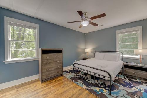 um quarto com uma cama e uma ventoinha de tecto em Relaxing Cozy Apt. in Cola em Columbia