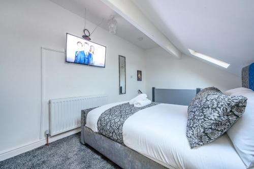 a bedroom with a white bed and a picture on the wall at *RA31S* For most relaxed & Cosy Stay/Parking/WiFi in Morley